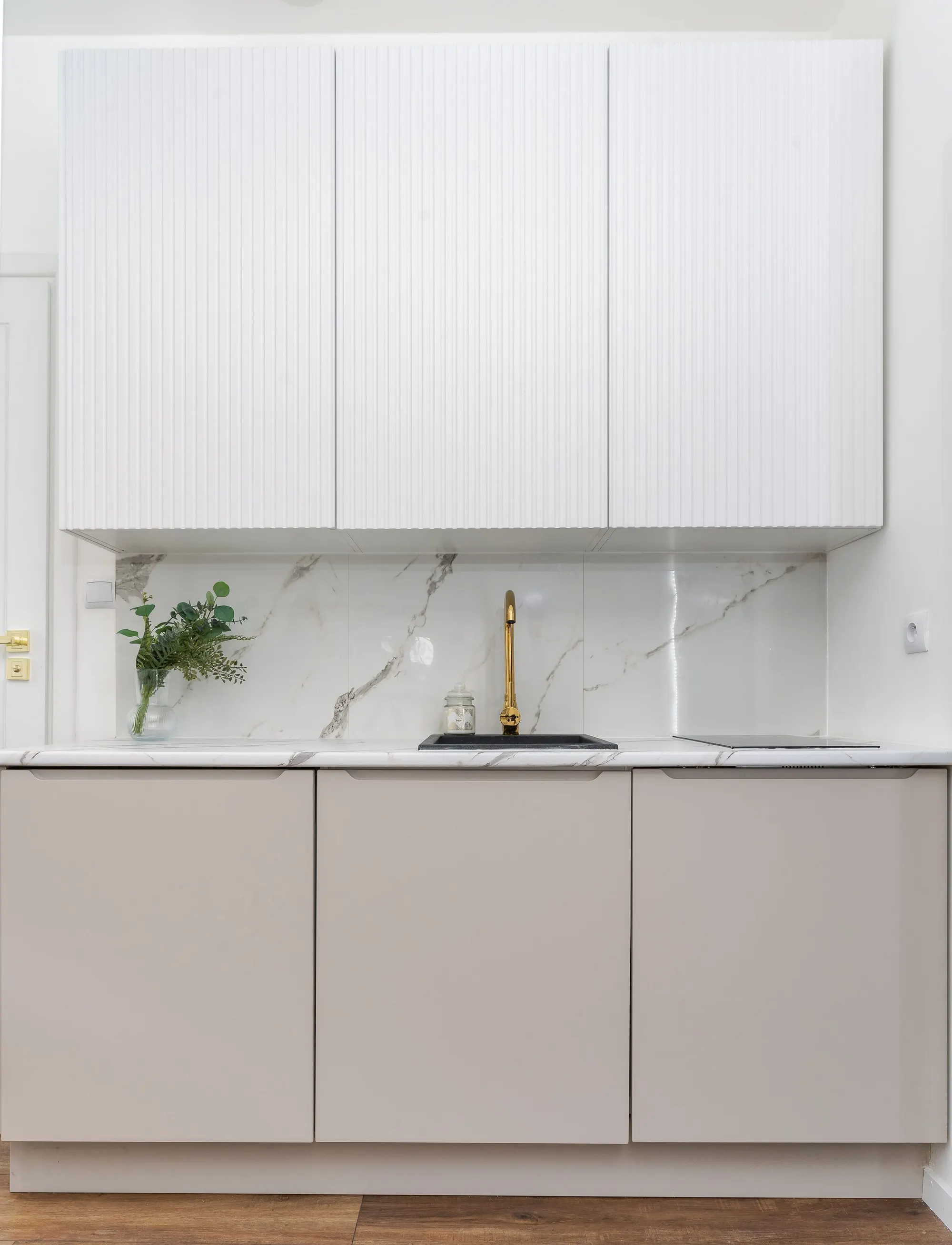 Kitchen with a marble-look splashback