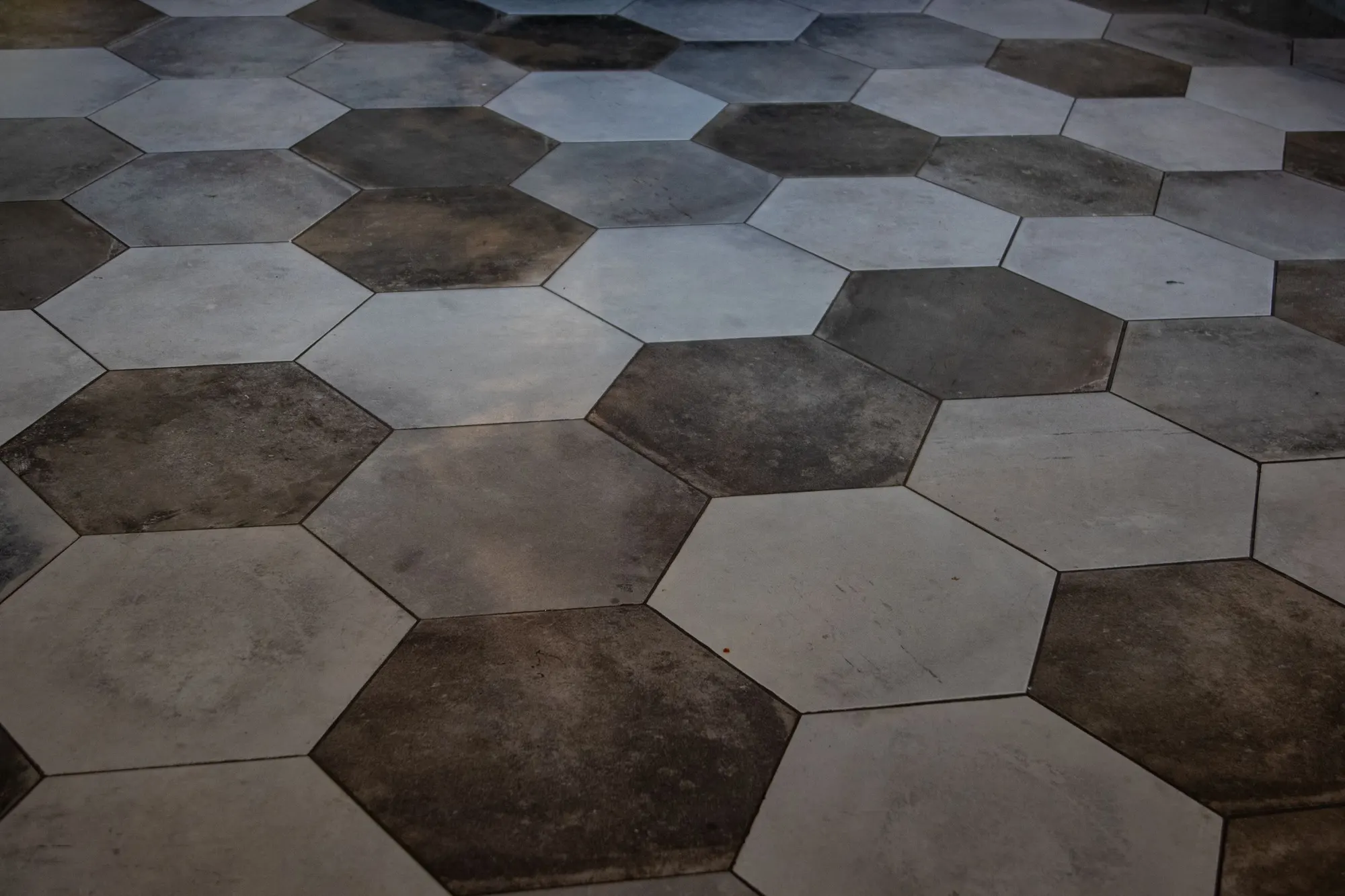 Hexagon floor tiles in mixed greys